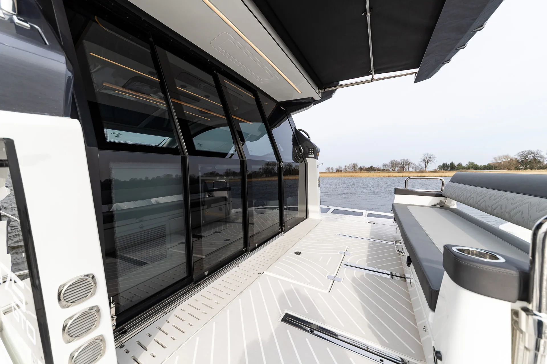 Galeon 375 GTO Cockpit Enclosure Detail